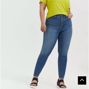 Torrid sky High-Rise Stretch Jeans in Medium Blue